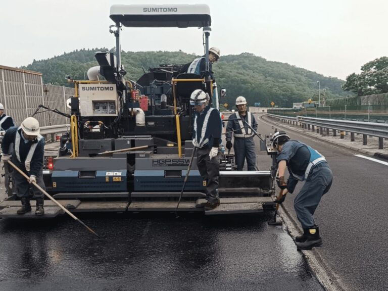グースアスファルト舗装施工状況の画
