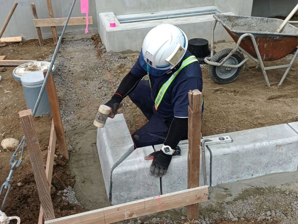 歩車道境界ブロック据付状況の画像