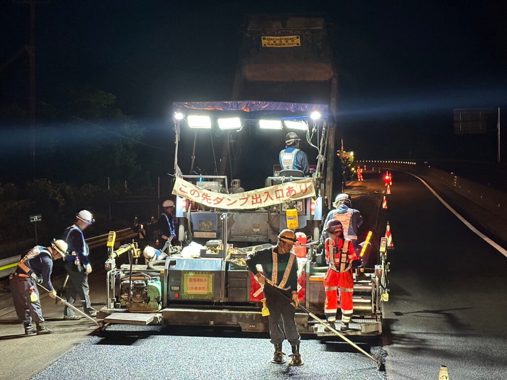東北自動車道の舗装工事の画像